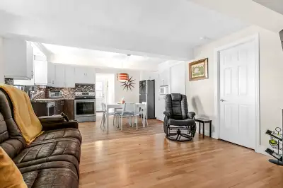 Grand 4 1/2 avec terrasse situé au 1279 avenue royale à beauport. Entièrement rénové, entrée Laveuse...