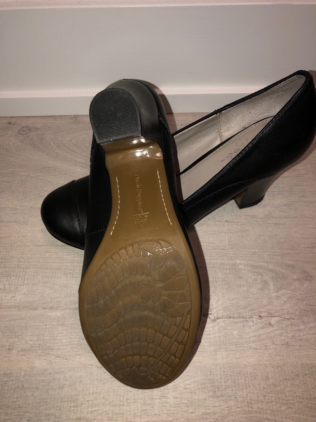 Women’s size 9.5 Hush Puppies shoes in Women's - Shoes in City of Toronto - Image 4