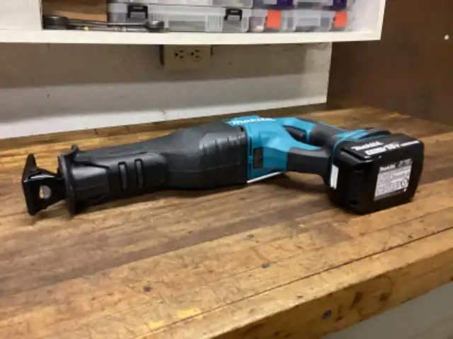MAKITA LXT 18v BRUSHLESS 2 - SPEED SAWZALL and 4.0 AH BATTERY in Power Tools in Barrie - Image 11
