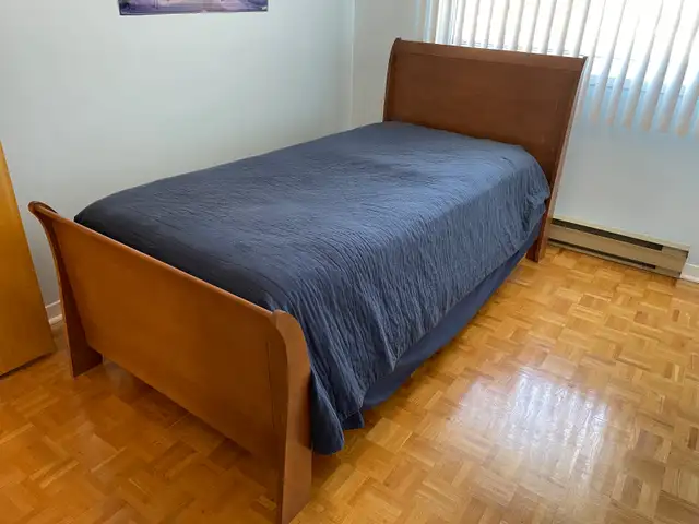 Set de chambre en bois massif - lit simple in Dressers & Wardrobes in City of Montréal - Image 6