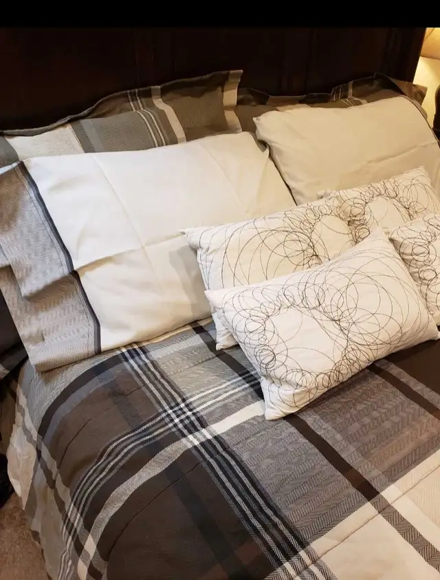 100%Cotton Queen size comforter/duvet with sheets and pillow cas in Bedding in Peterborough - Image 3