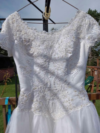 White wedding dress with veil (women's size 8-10)