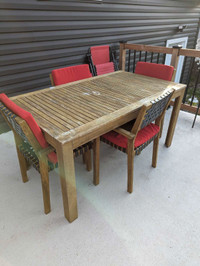 Table de patio avec 4 chaises