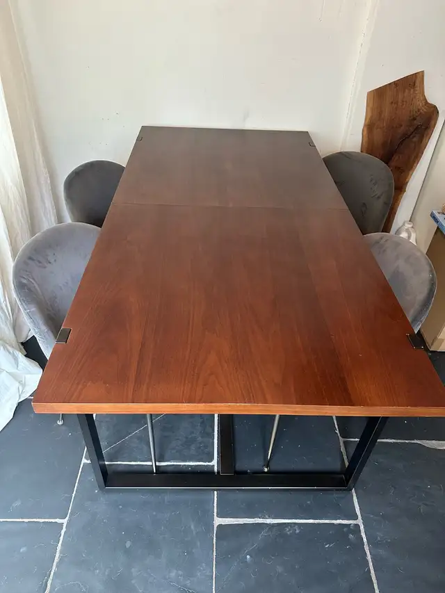 DINING TABLE in Dining Tables & Sets in City of Toronto - Image 3