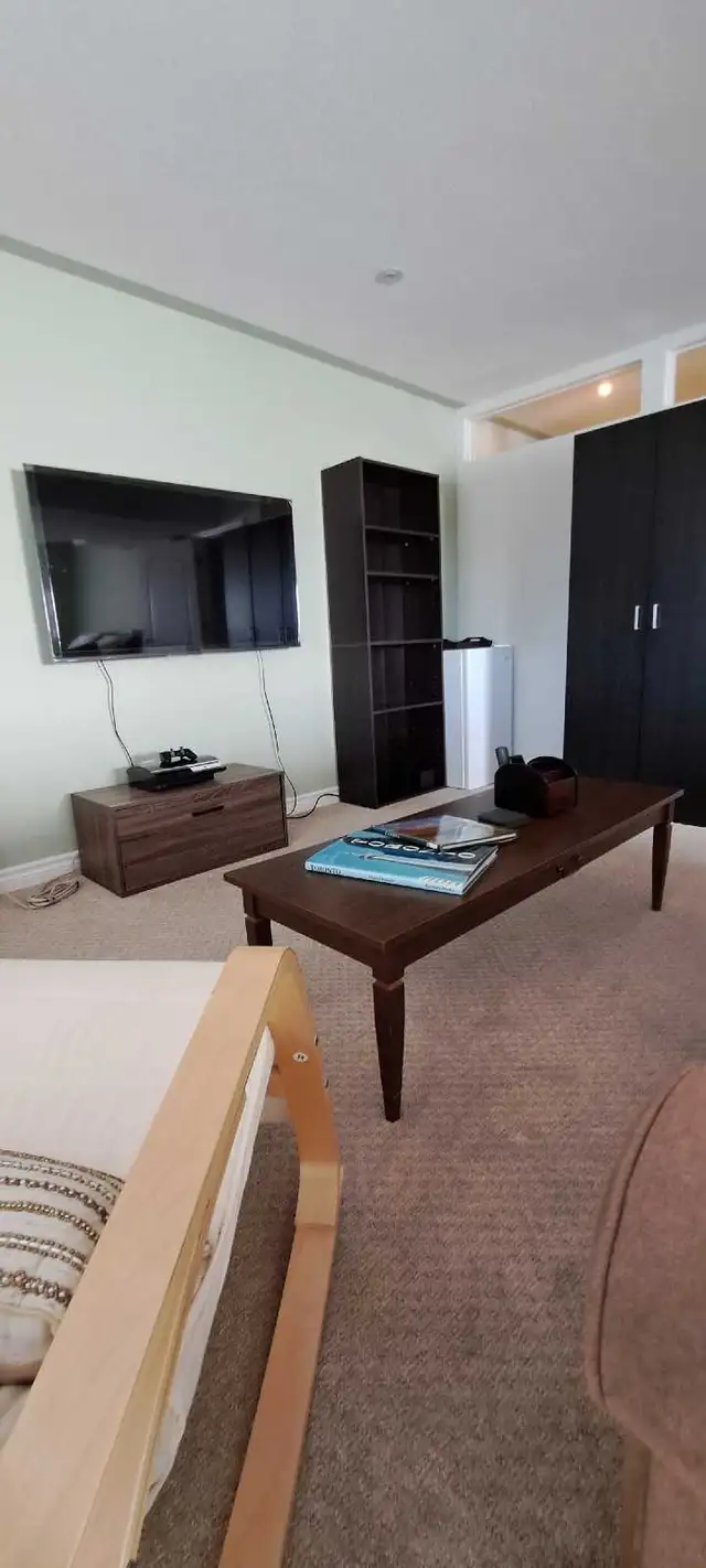 Beautiful Sunny Walkout Bedroom in Room Rentals & Roommates in Peterborough - Image 10