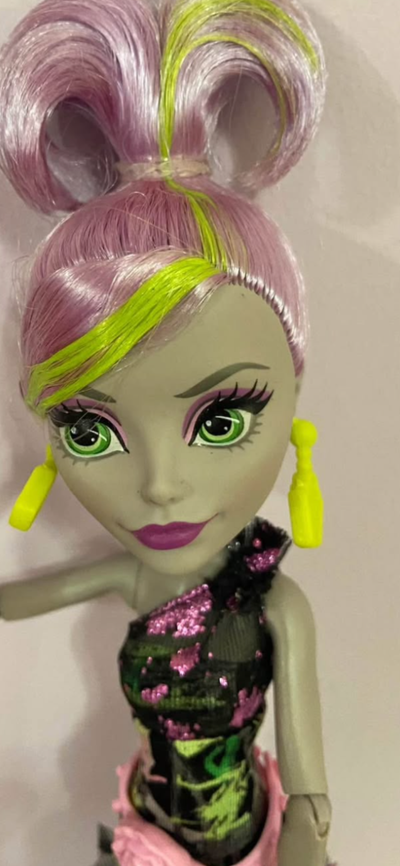 TWO LIKE NEW CONDITION MOANICA DKAY MONSTER HIGH DOLLS THEYRE BOTH IN GREAT CONDITION THERES NO DAMA...