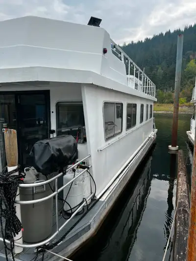 1985 Three Buoys houseboat fully renovated and customized for personal use. Queen-size storage bed i...