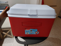 RUBBERMAID COOLER SEE PHOT0S FOR INFO. PERFECT CONDITION