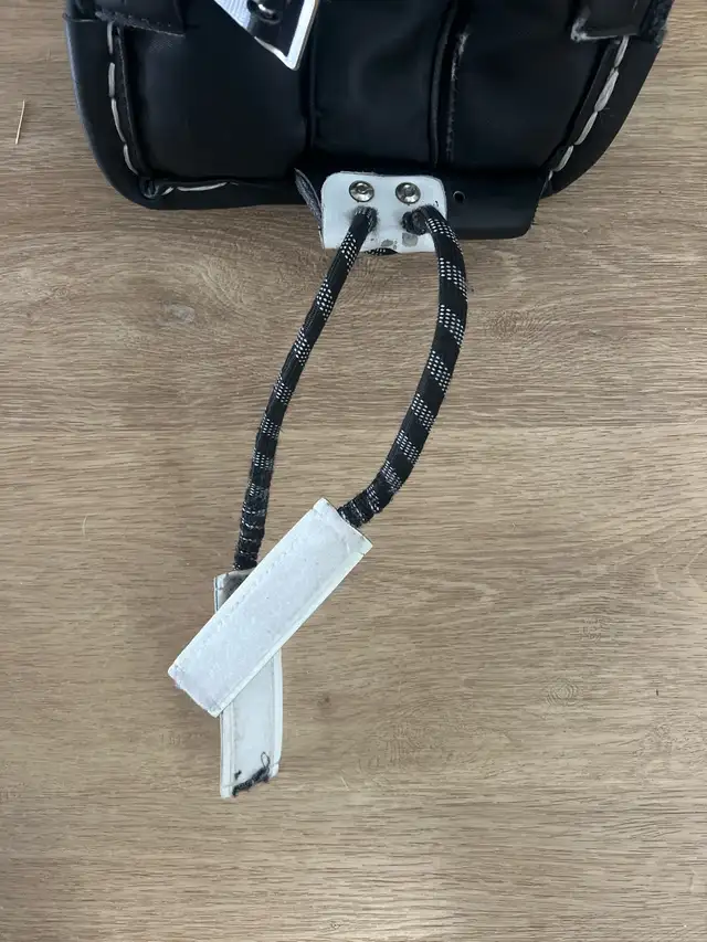 CCM Junior Goalie Pads 26+1 in Hockey in Calgary - Image 4