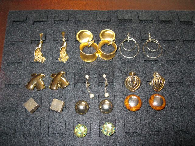 Vintage Clip-On Earrings in Jewellery & Watches in Oshawa / Durham Region
