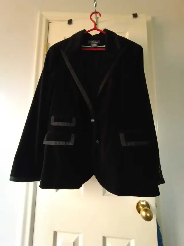 Coventry Velvet Blazer in Women's - Tops & Outerwear in City of Toronto - Image 3