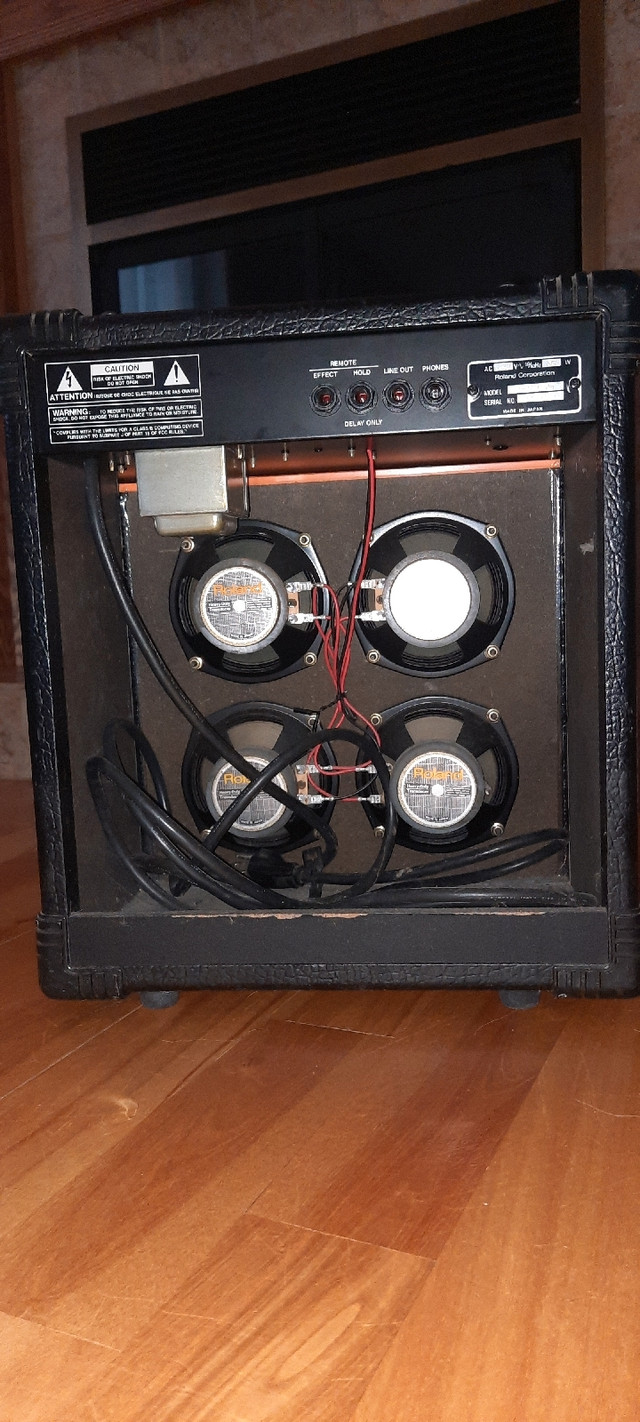 Ampli 15 watt Roland  dans Amplificateurs et pédales  à Laval/Rive Nord - Image 2