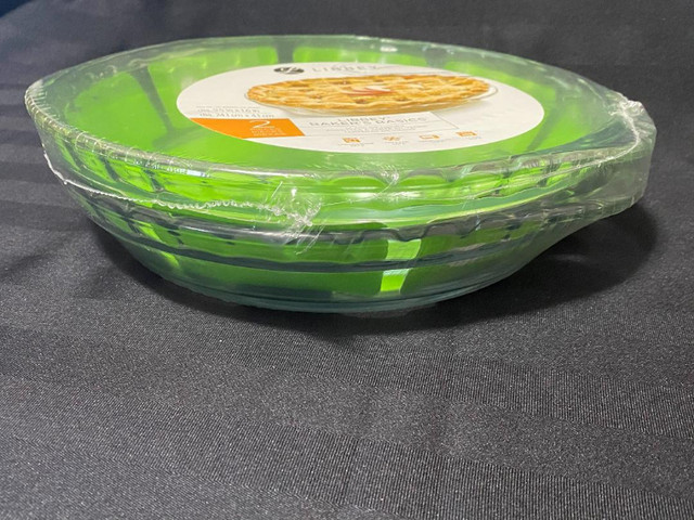 Brand New Baker's Glass Pie Dishes (Set of 2) dans Vaisselle et articles de cuisine  à Hamilton - Image 3