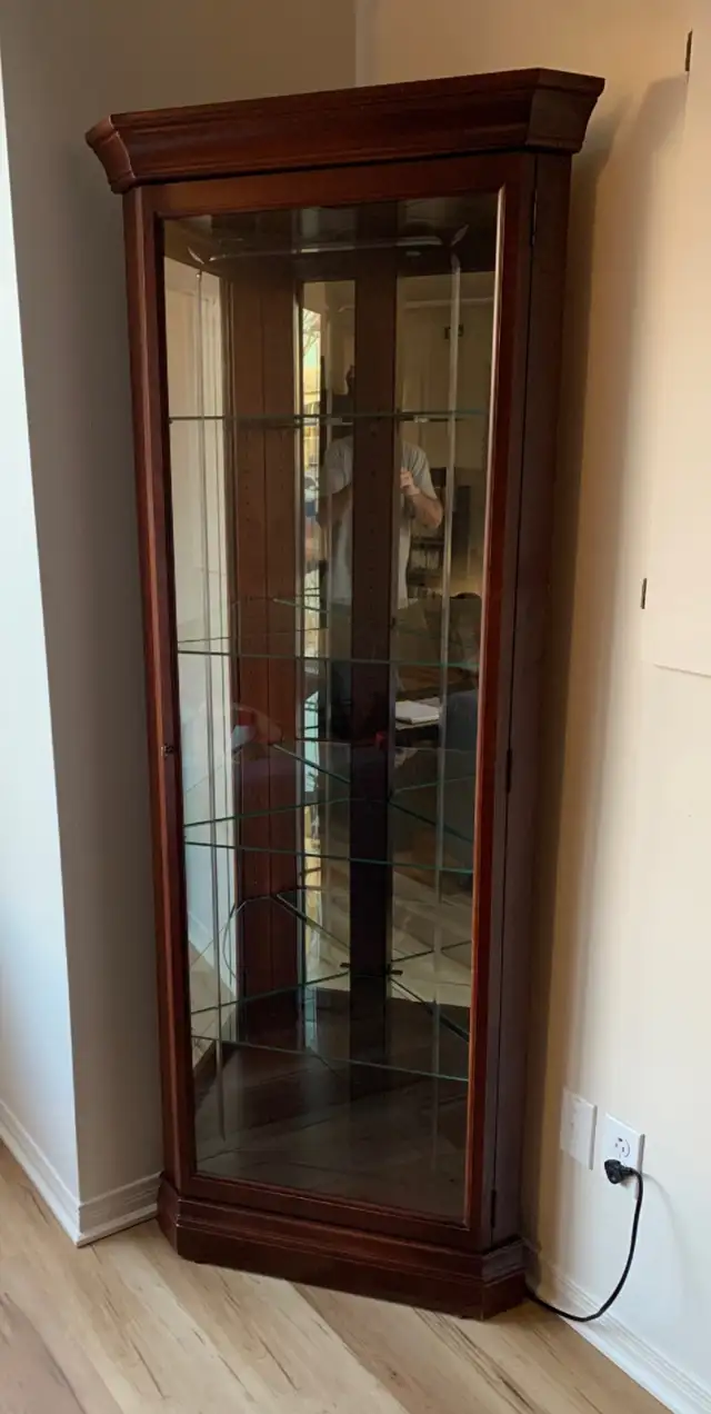 Curio / Cabinet de coin vitré / par Howard Miller in Bookcases & Shelving Units in Longueuil / South Shore - Image 3