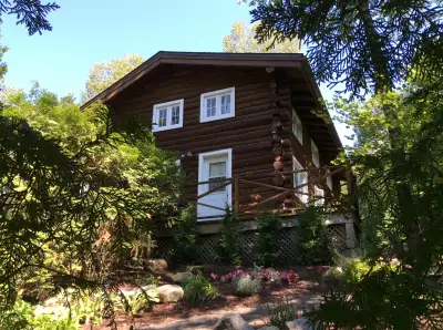 Morin Heights, à une heure de Montréal, 10 min. de St-Sauveur, authentique chalet en bois rond, cons...