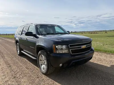 2008 Chevy suburban LT, leather seats, 5.3 engine, factory remote starter, newer tires, newer windsh...