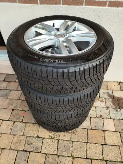 Kumho WinterCraft WS71 montés et balancés sur des jantes en alliage DAI élégantes. Les pneus, de dim...