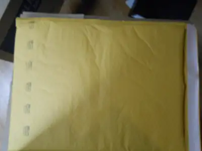 Enveloppes d'expédition à bulles auto-adhésives 14 1/4 po x 20 po doré No 7 S-10538 Uline Ce produit...