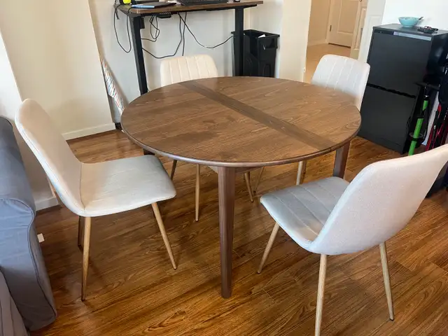 Extendable Dining Table in Dining Tables & Sets in Vancouver - Image 9