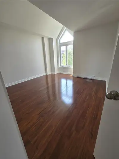 ►► LARGE MODERN 5 ½ IN CENTRAL POINTE-CLAIRE LOCATION