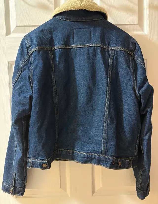 Levi’s Denim Sherpa Trucker Jean Jacket fits womens S/ M in Women's - Tops & Outerwear in Oshawa / Durham Region - Image 5