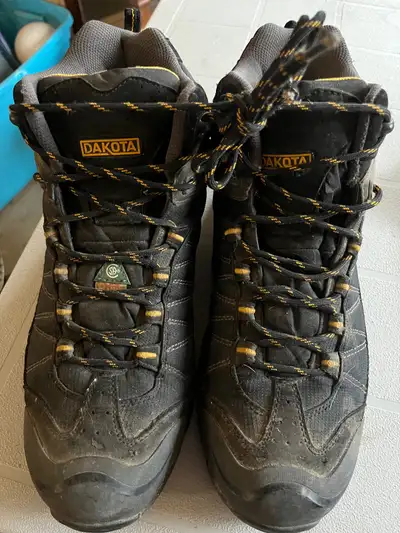 East of Ponoka. Please call/text Kurt at (403) 704-4424 Size 12. Steel toe. Steel shank. CSA approve...
