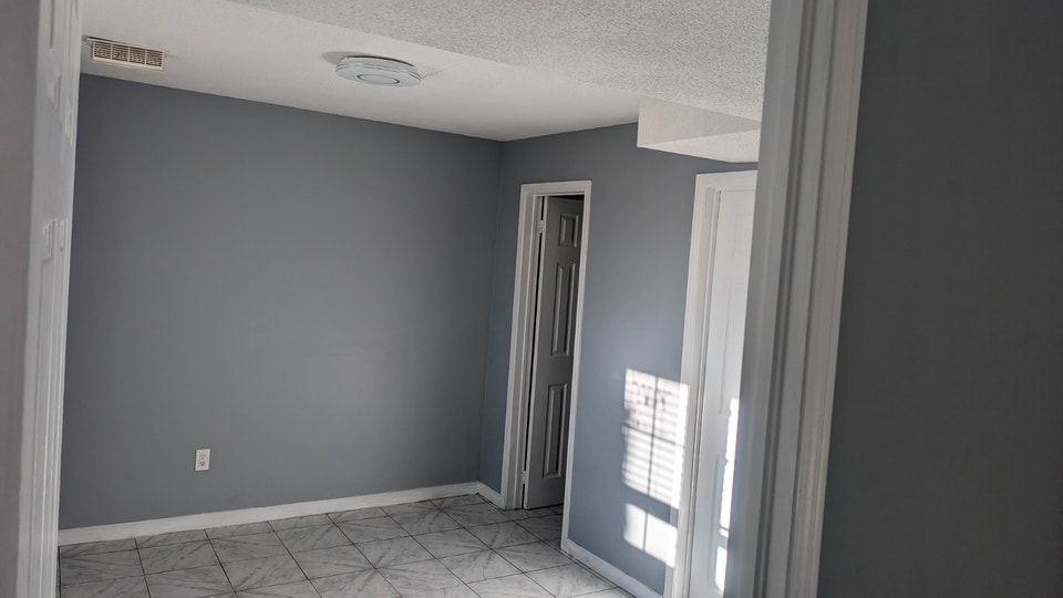 Independent WALKOUT 1 bedroom + large Living+kitchen apartment 5