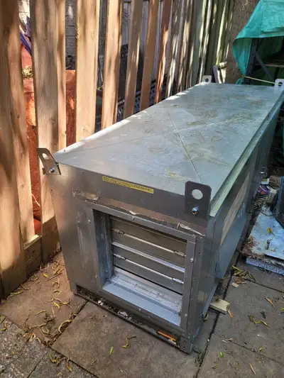 Selling a mKe up air unit ideal for restaurant ventilation system asking $3200 , i do Accept offers....