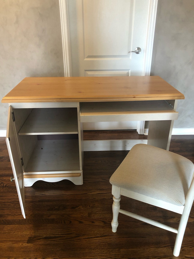 Girl’s 4 poster bed and desk set in Desks in Markham / York Region - Image 3