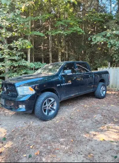 2012 Ram 1500 sport. 170 000km. Spray in box liner. Box cover. 3inch lift. New 35s tires 20inch rims...
