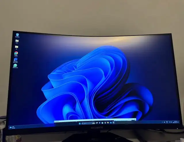 32in Gigabyte 165Hz 1440P monitor  in Monitors in City of Toronto - Image 2