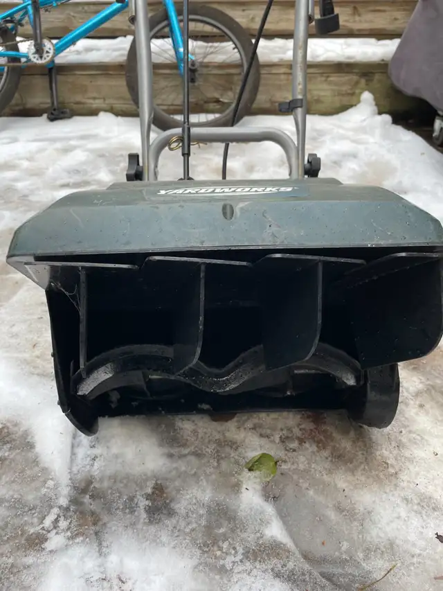 Yardworks light duty snow blower. in Snowblowers in Markham / York Region - Image 2