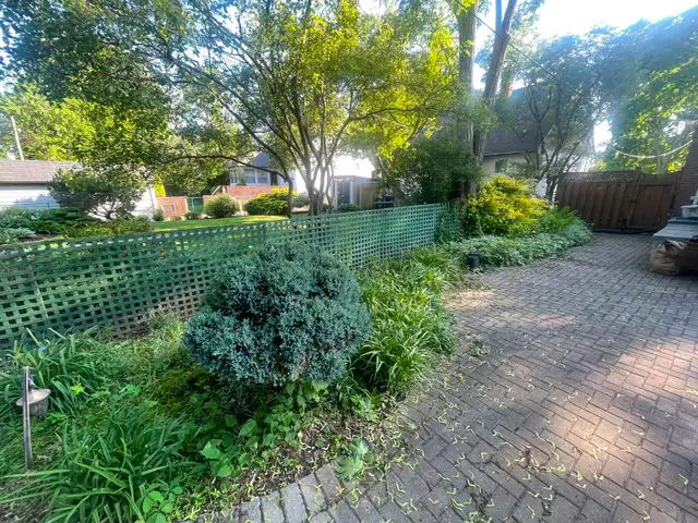 Mulch, Yard Cleanup & Garden Projects | Oakville & Burlington in Lawn, Tree Maintenance & Eavestrough in Oakville / Halton Region - Image 9