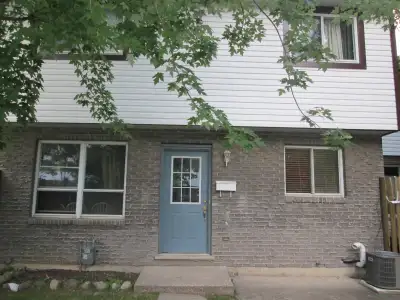 Room for Rent in Pioneer Park. Master Bedroom in 3 Bedroom Townhouse. 2 working professionals men pr...