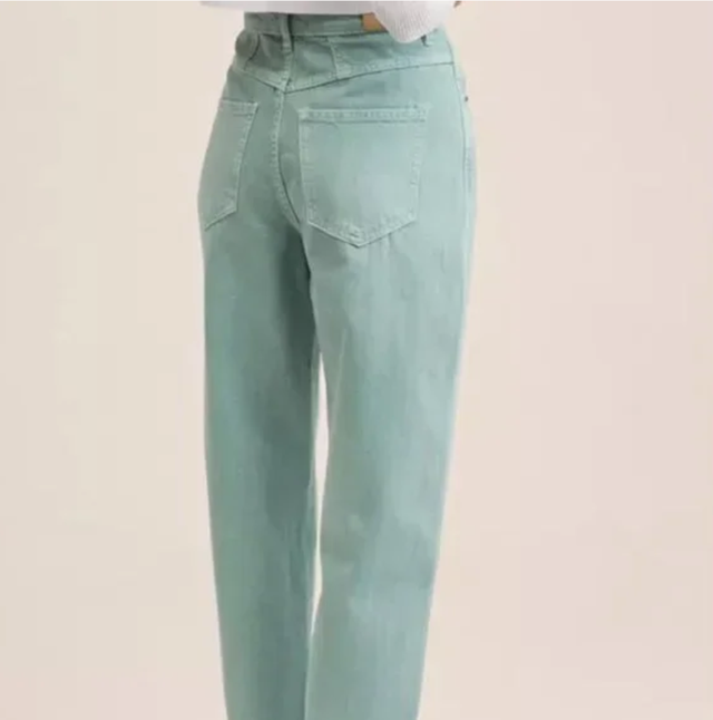 NEW Mango Tapered Ankle High Waist Jeans in Women's - Bottoms in City of Toronto - Image 3