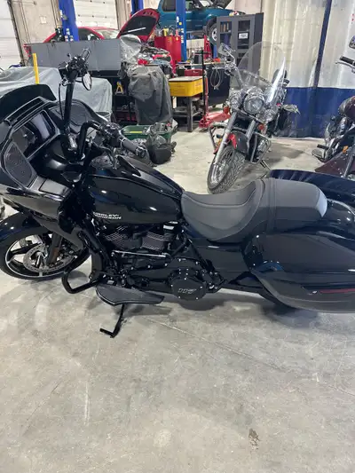 This Road glide is a real head turner. Comes with a 117ci engine, navigation, stereo, hasnt even bee...