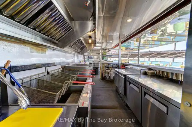 53’ Mobile Bar/Restaurant Event Trailer with Full Kitchen in Other Business & Industrial in Barrie - Image 11