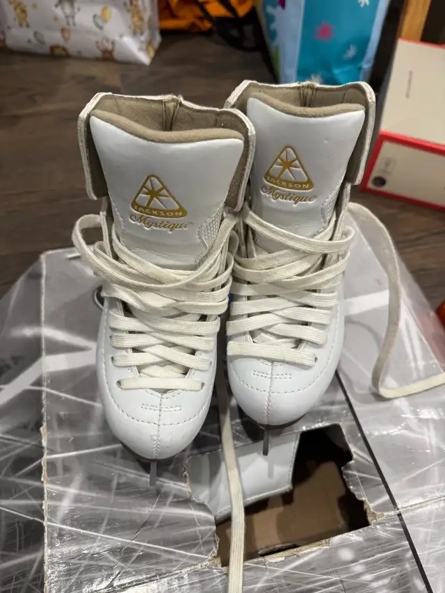 Jackson Mystique  Skates  Gril  Size 12 in Skates & Blades in Hamilton - Image 2