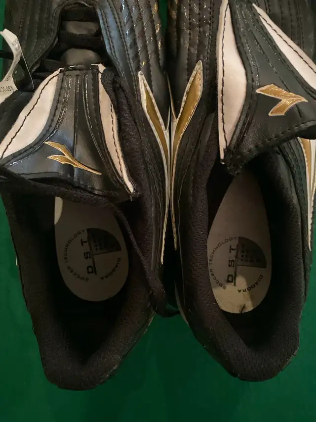 Brand New Diadora indoor soccer shoes in Men's Shoes in Oshawa / Durham Region - Image 4