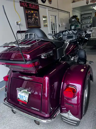 This is a well maintained 2017 Harley-Davidson Tri Glide, known for its comfortable ride and touring...