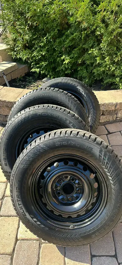 215/70/R16 pneus cloutés avec jantes Nokian Hakkapeliitta 10 Etait sur Dodge Caravan 2011 En excelle...