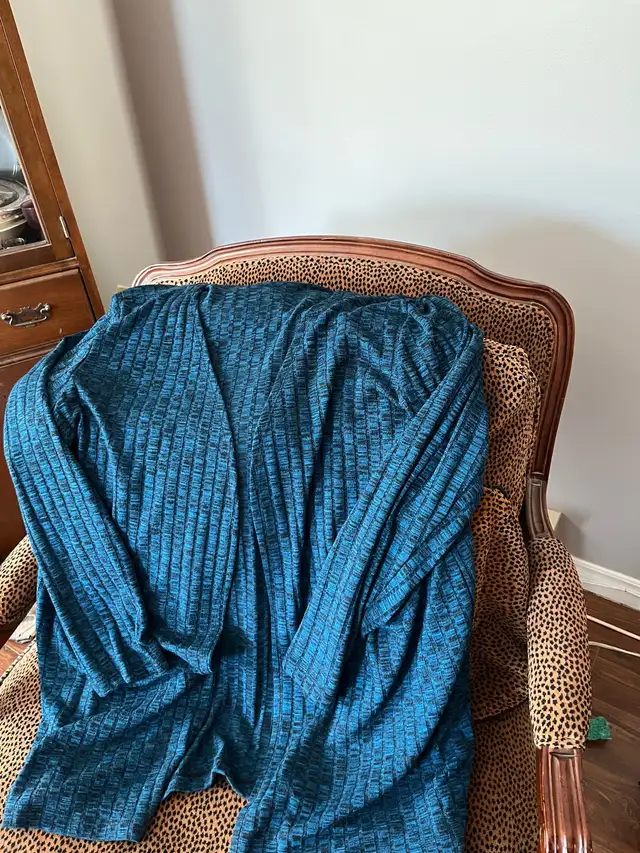 sweater set, never worn, XXL, $10 in Women's - Tops & Outerwear in City of Halifax - Image 4