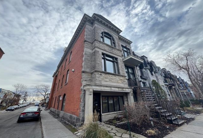 Opportunité exceptionelle d'acquèerir un condo commercial à vendre ou à louer. Situé au rez-de-chaus...