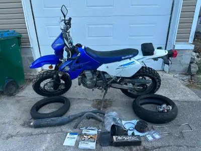 2007 DRZ400sm 9677km super propre avec des pièces d’extra et kick-start - muffler Yoshimura - barres...