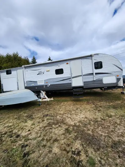 32 foot camper trailer ,sleeps 14 has 2 bedrooms ,outside kitchen