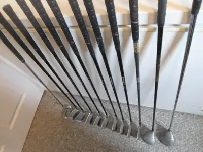 SET OF MEN'S RIGHT HANDED GOLF CLUBS INCLUDING GOLF BAG   54, View more