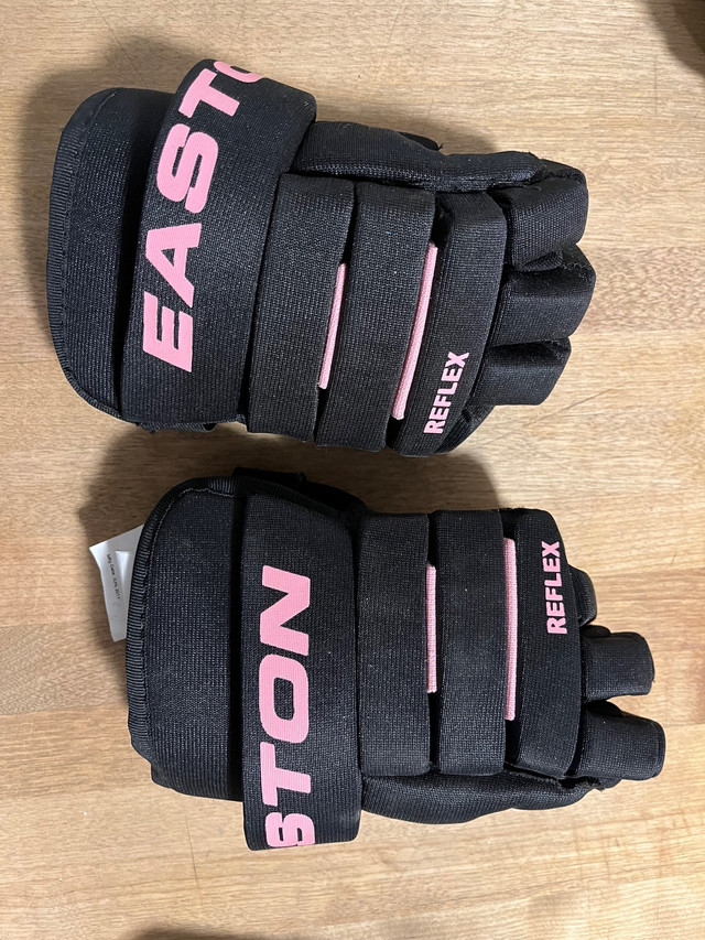 Kids 10.5 inch hockey gloves in Hockey in La Ronge