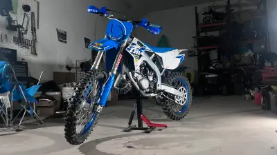 L’état actuel du bike est sur la première photo j’attends,une paire de plastique et ensuite je mets...