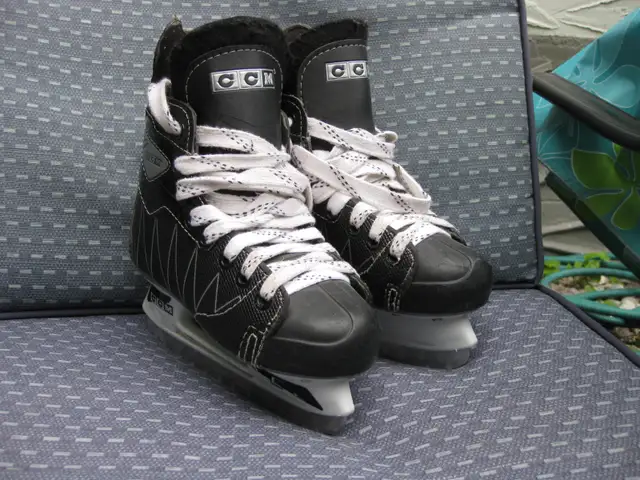 Youth CCM INTRUDER Ice Hockey Skates Size 12 VGC in Hockey in Winnipeg - Image 2