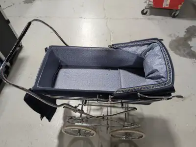 Hi there, Selling a Vintage Baby Stroller / Pram / Carrier / Transport This is great for the old sch...